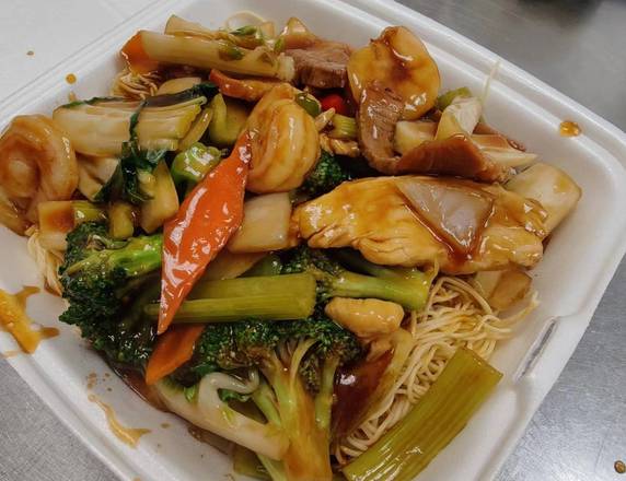 Cantonese Chow Mein or Lo Mein 广东